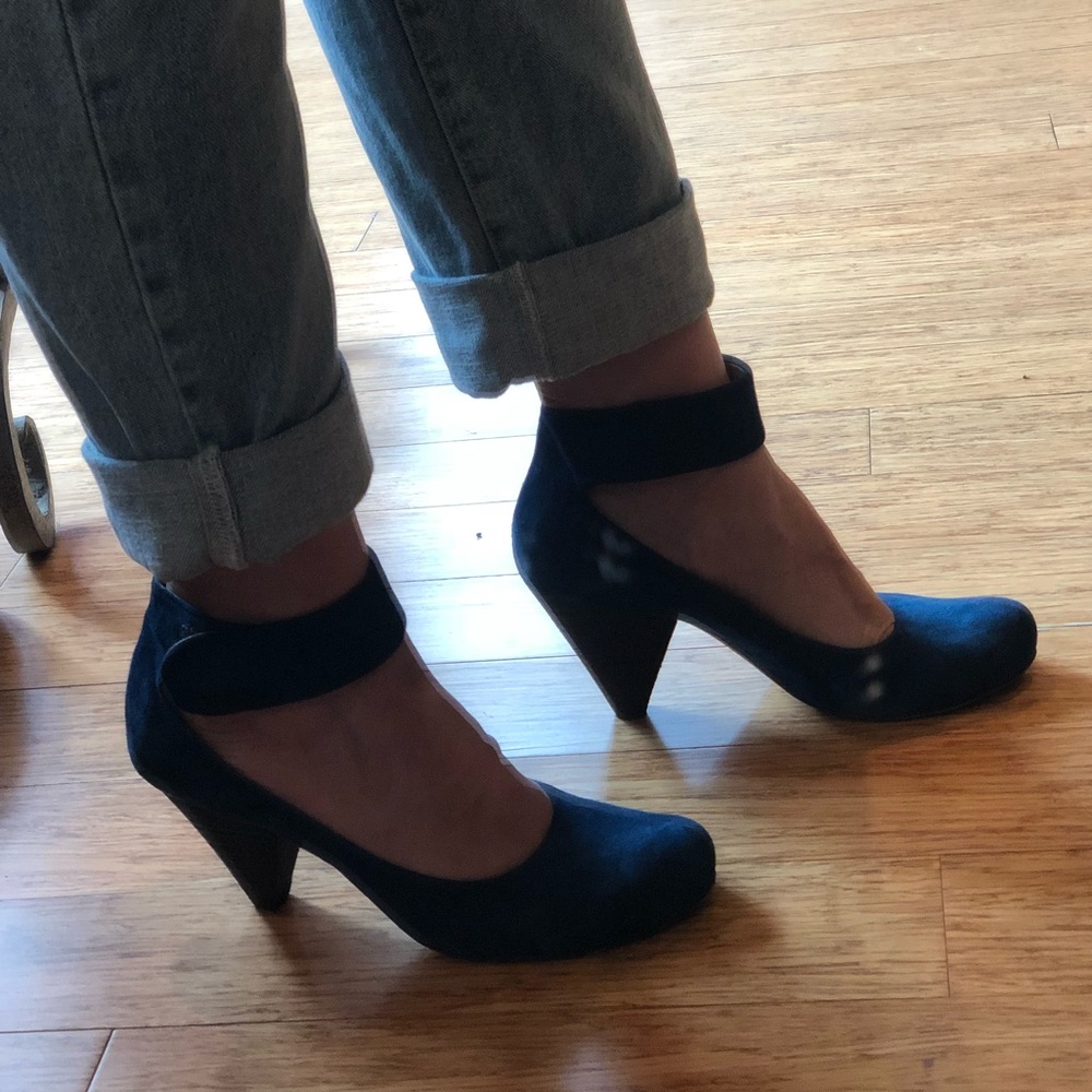 Coclico suede pump 8.5 US (39.5 Euro), heels 3.5” - Picture 2 of 8